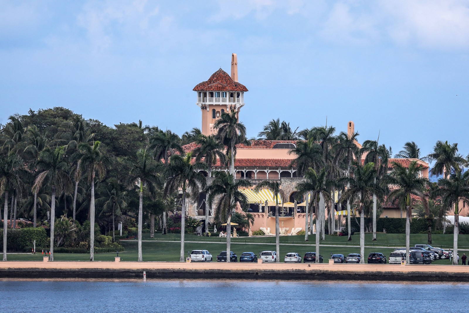 Mar-a-Lago tem 20 hectares de jardins e vista para o mar — Foto: Giorgio Viera / AFP