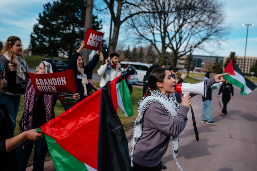 Protesto em Dearborn, EUA, onde funcionários do governo Biden se reuniram com líderes da comunidade árabe-americana de Michigan em reuniões a portas fechadas