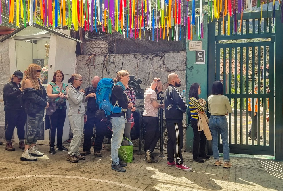 Turistas retidos na fila do terminal ferroviário da cidade de Machu Picchu em 14 de dezembro de 2022 — Foto: esus TAPIA / AFP