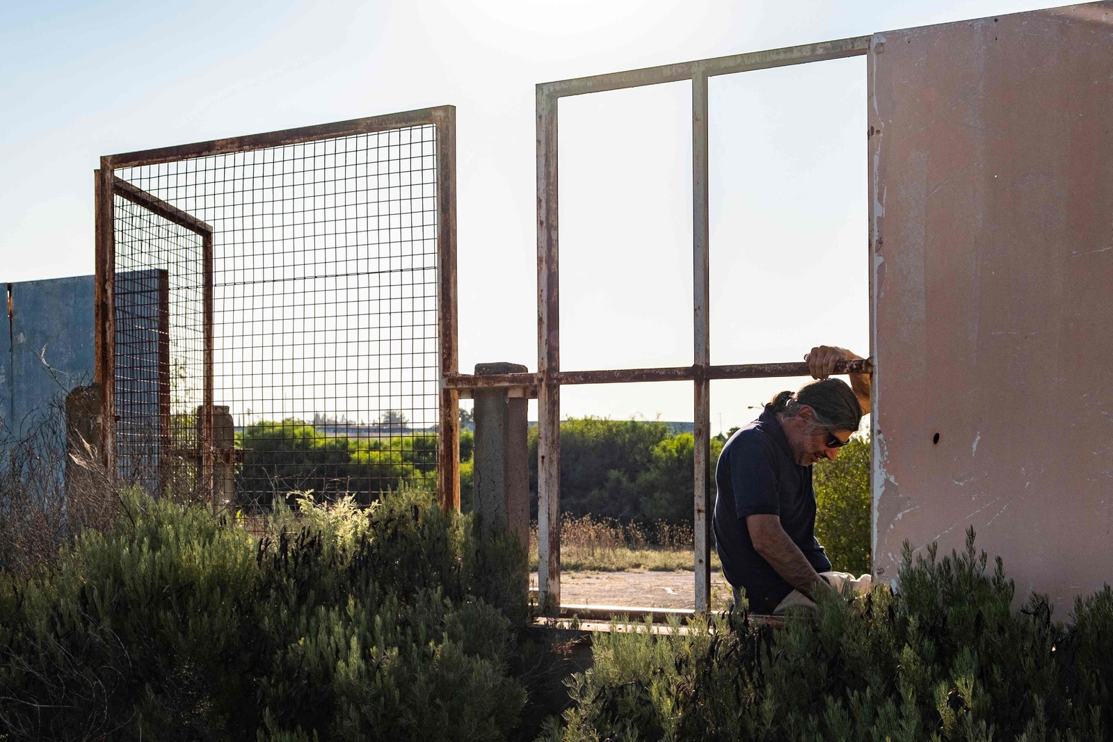 O pesquisador cipriota Christos Zoumides entra de maneira sorrateira no Tivoli, parque de diversões abandonado em Nicósia, no Chipre — Foto: Amir Makar / AFP