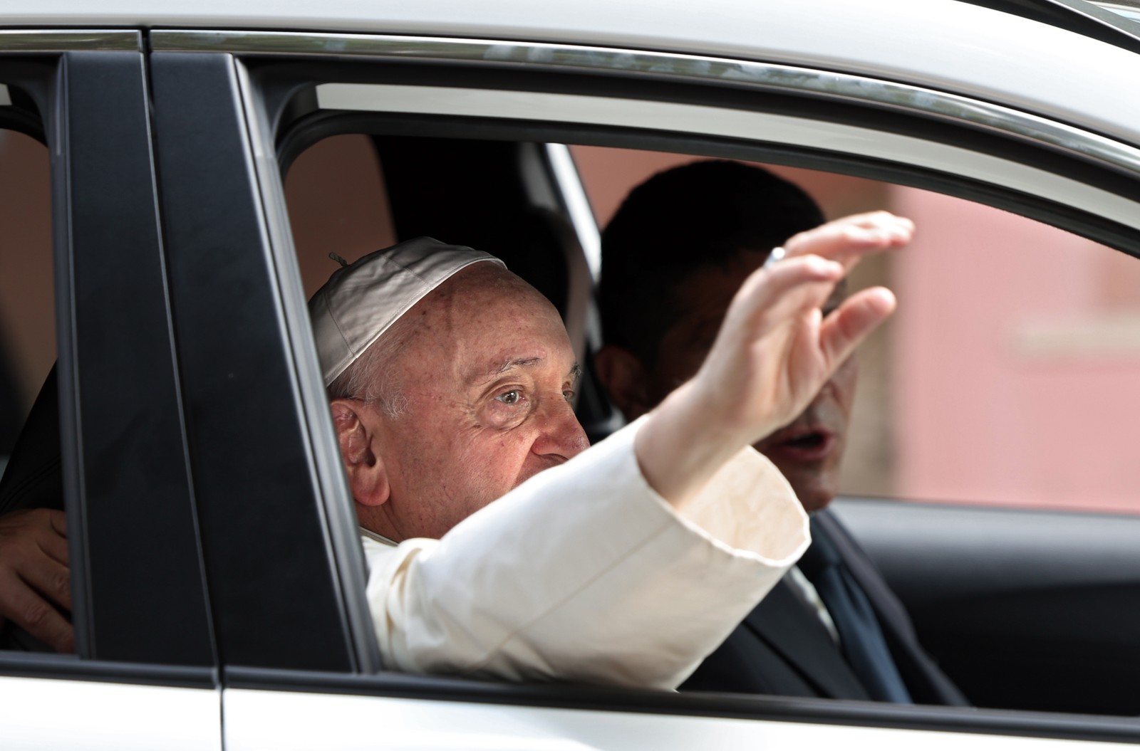 Pontífice surpreendeu ao sair com um Toyota Corolla Cross — Foto: Patricia de Melo Moreira / AFP