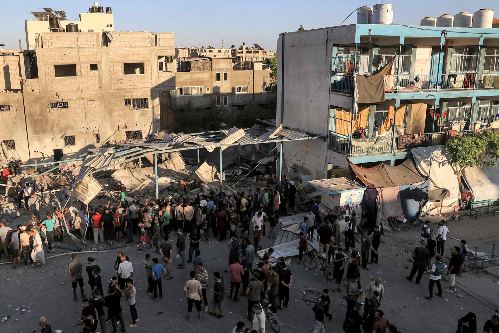Ataque ocorreu em uma escola que abrigava deslocados pela guerra, às vésperas de novas negociações indiretas no Catar visando um cessar-fogo — Foto: Eyad Baba/AFP