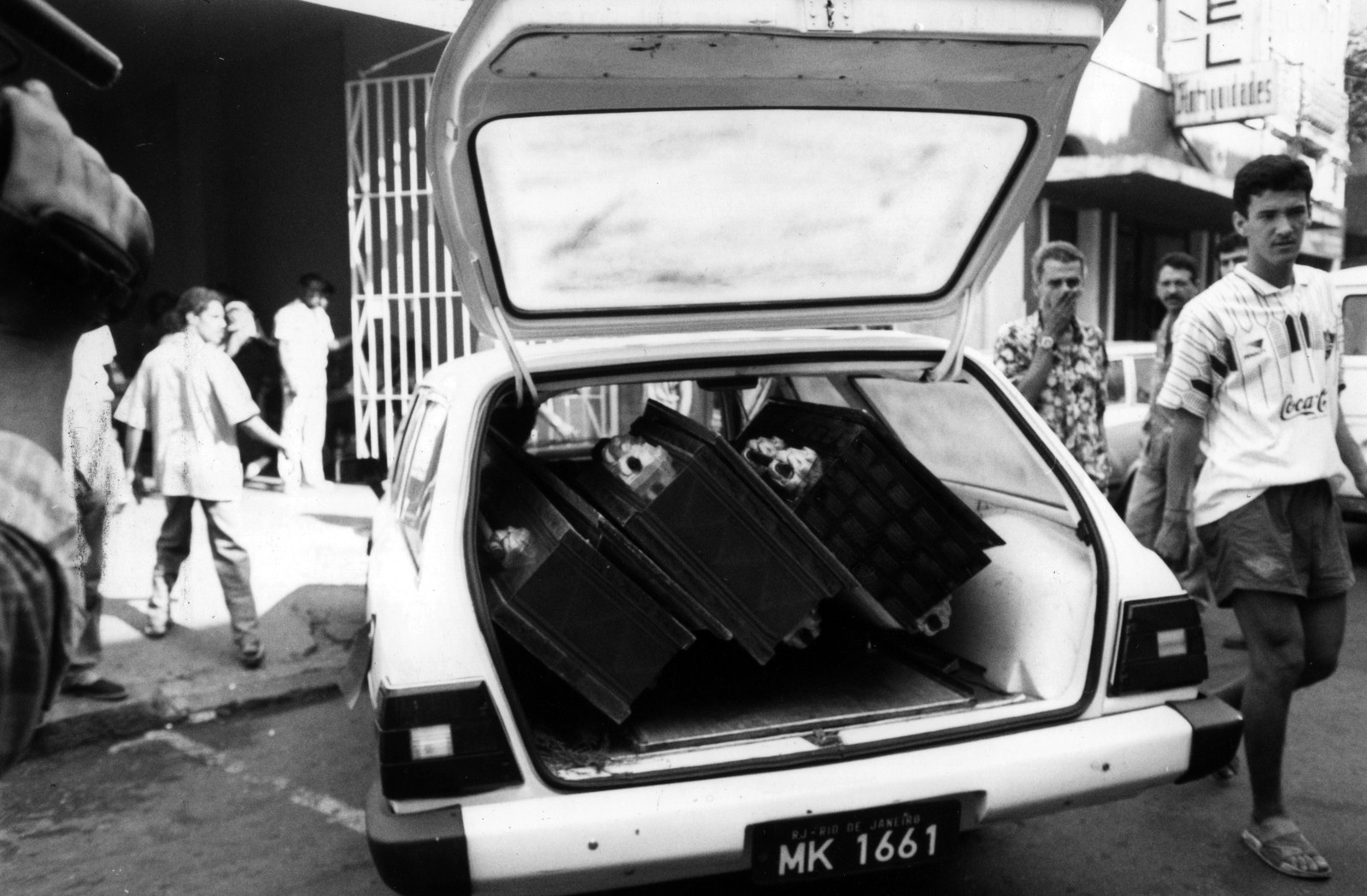 Caixões chegam ao IML para o transporte dos corpos das vítimas até o cemitério  — Foto: Jorge Peter / Agência O Globo
