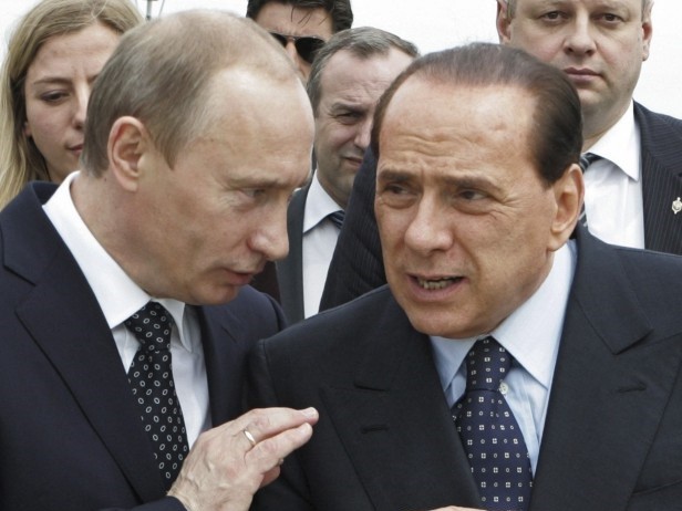 O presidente da Rússia ao lado de Silvio Berlusconi quando este ainda era premier da Itália, em 2008 — Foto: Mikhail Klimentyev/RIA-Novosti