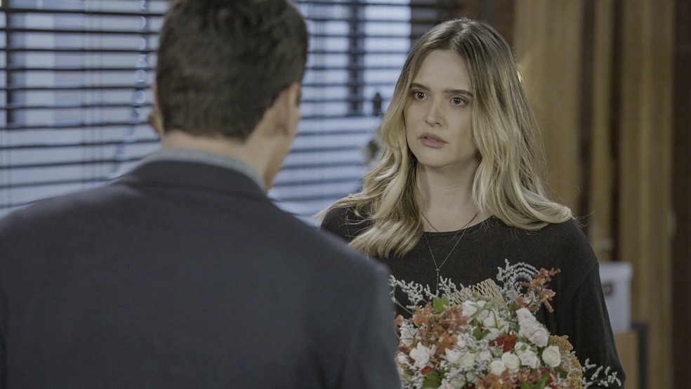 Henrique Barreira e Juliana Paiva em cena de 'Família é tudo' — Foto: TV Globo