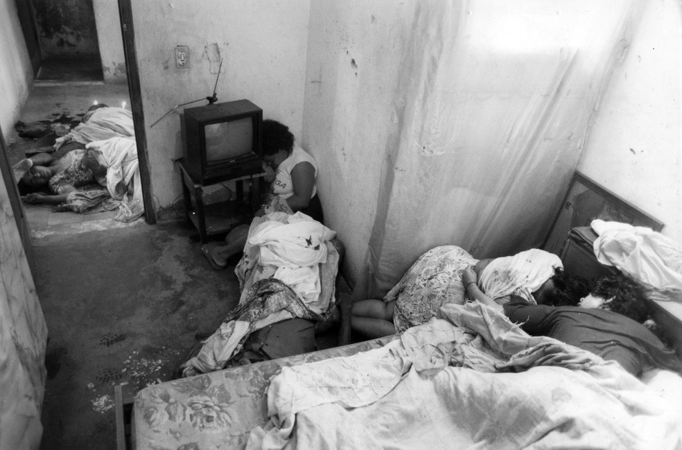 Corpos de família evangélica dentro da casa atacada por matadores na chacina de Vigário Geral em 30/08/1993 — Foto: Custodio Coimbra / Agência O Globo