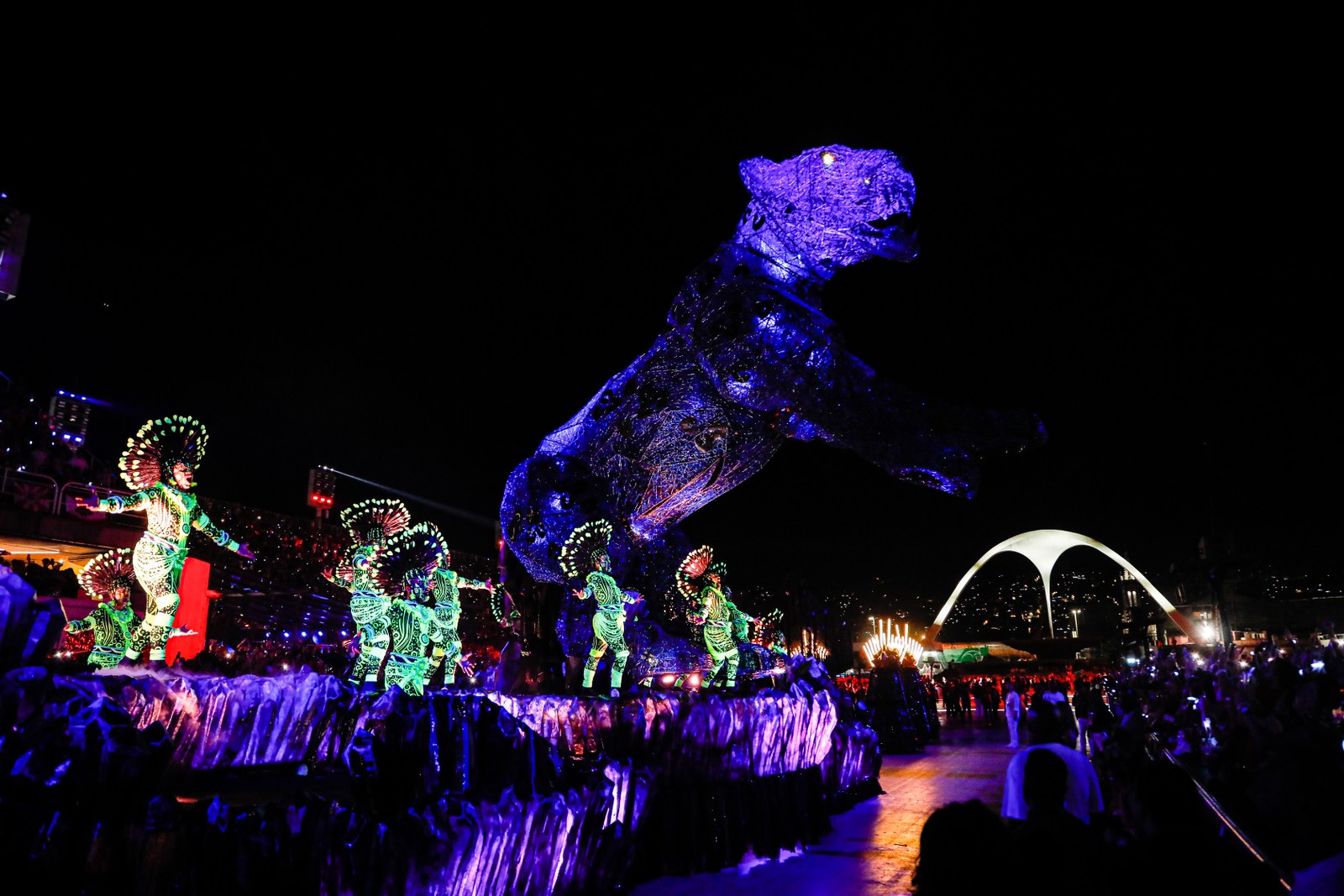 Onça da comissão de frente da Grande Rio contou com 50 holofotes próprios, fora a iluminação do Sambódromo — Foto: Hermes de Paula