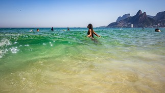 Água do mar nos tons de turquesa e esmeralda — Foto: Hermes de Paula / Agência O Globo