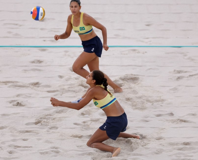 A dupla brasileira Eduarda Santos Lisboa e Ana Patricia Silva Ramos usam um short e um top como uniforme — Foto: Divulgação/AFP