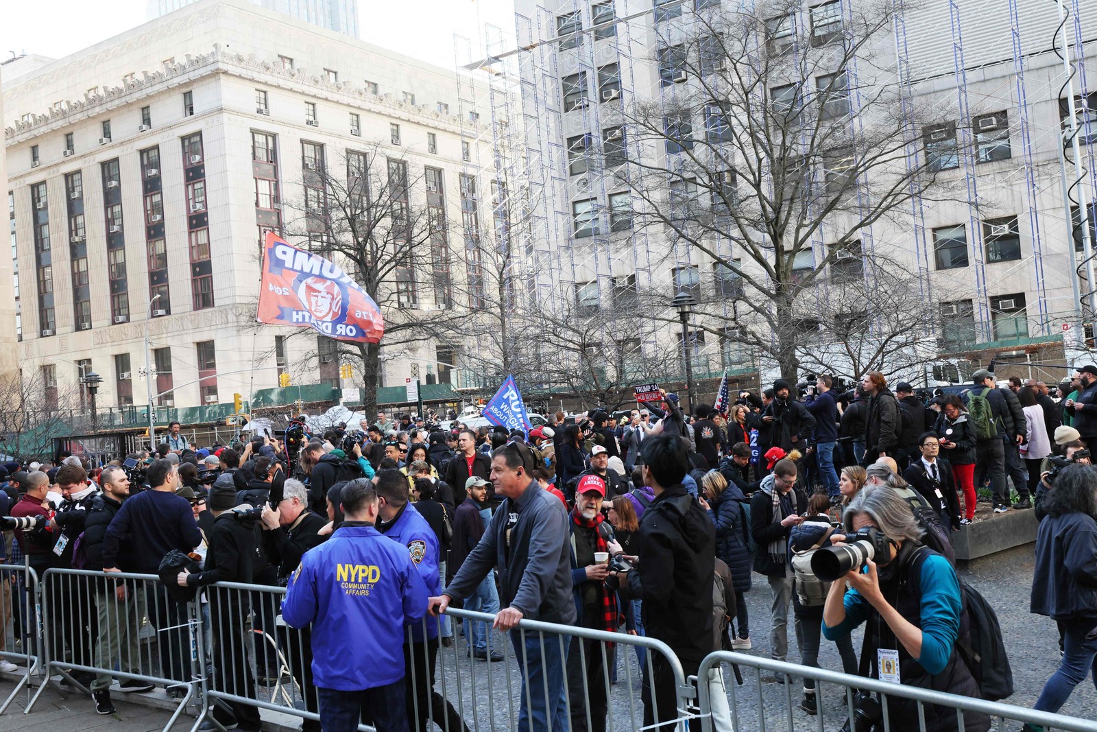 Apoiadores do ex-presidente Donald Trump se reúnem no Collect Pond Park antes de sua audiência de acusação — Foto: Michael M. Santiago / Getty Images via AFP