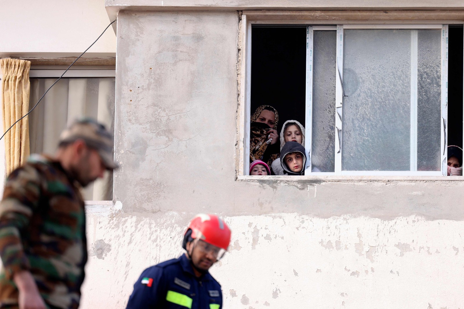 Nos bairros residenciais de Jableh, que parecem dilapidados há décadas, não há buracos feitos por tiros ou crateras de bombas — Foto: Karim SAHIB / AFP