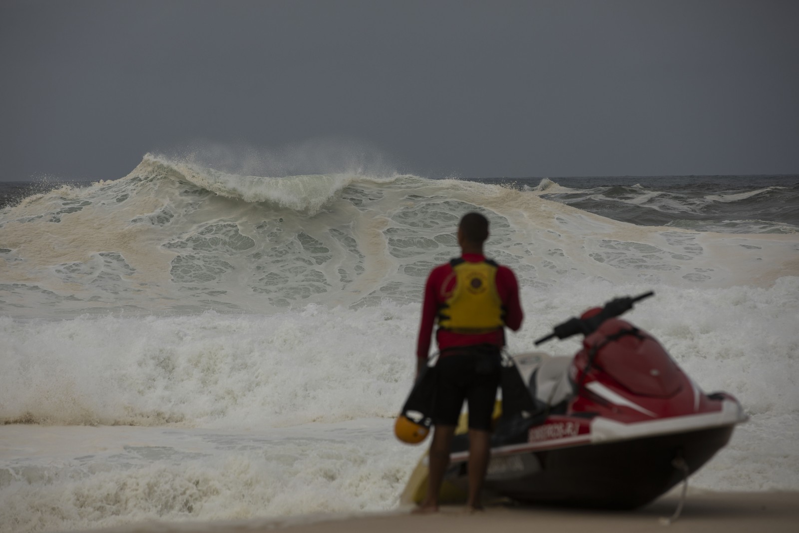 O mar amanheceu de ressaca transformando a paisagem da orla do Rio na manhã deste domingo — Foto: Ana Branco 