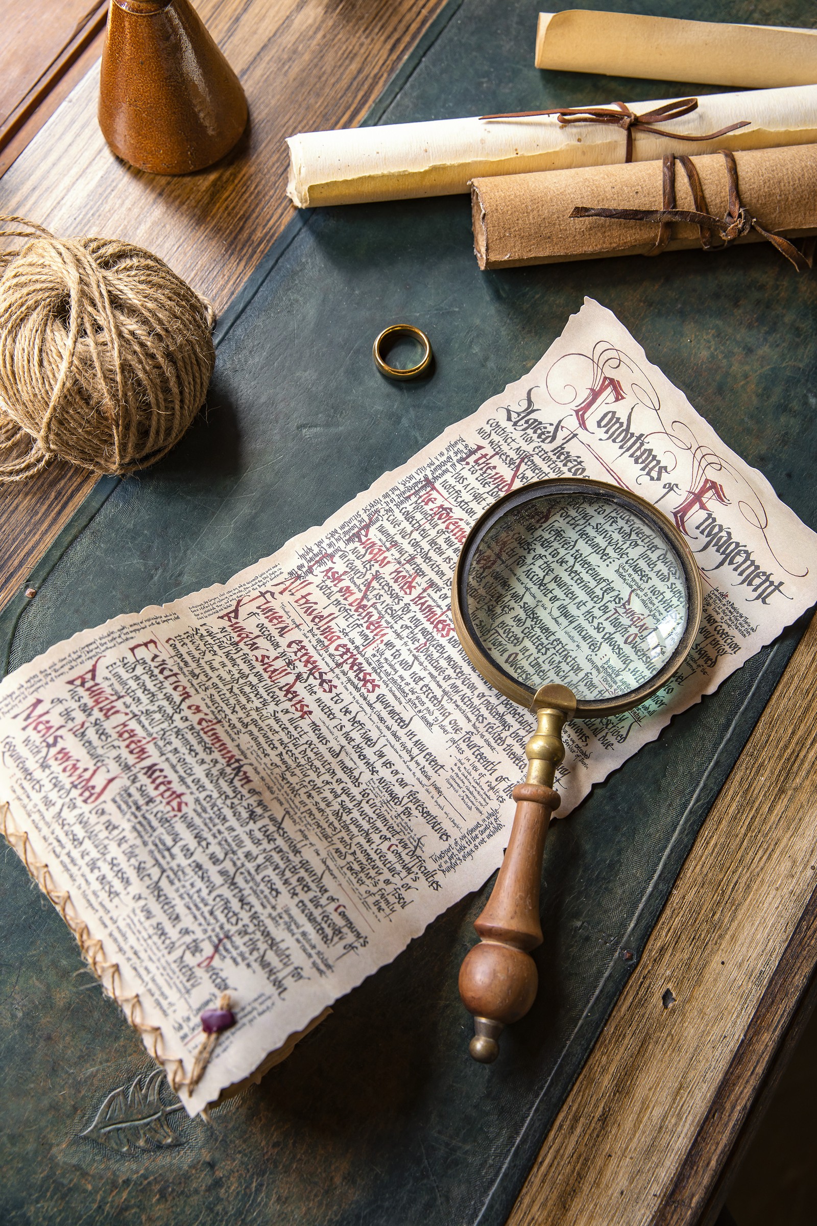 O ambiente é cheio de detalhes para os fãs das trilogias, como esta carta na escrivaninha de Bilbo Bolseiro — Foto: Divulgação / Larnie Nicolson