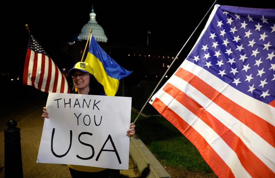 Apoiadores da Ucrânia se manifestam fora do Congresso dos EUA após aprovação de pacote com ajuda externa no Senado