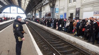 Ucranianos em busca de refúgio aguardam por trem com destino a Polônia em Lviv — Foto: Yuriy Dyachyshyn / AFP