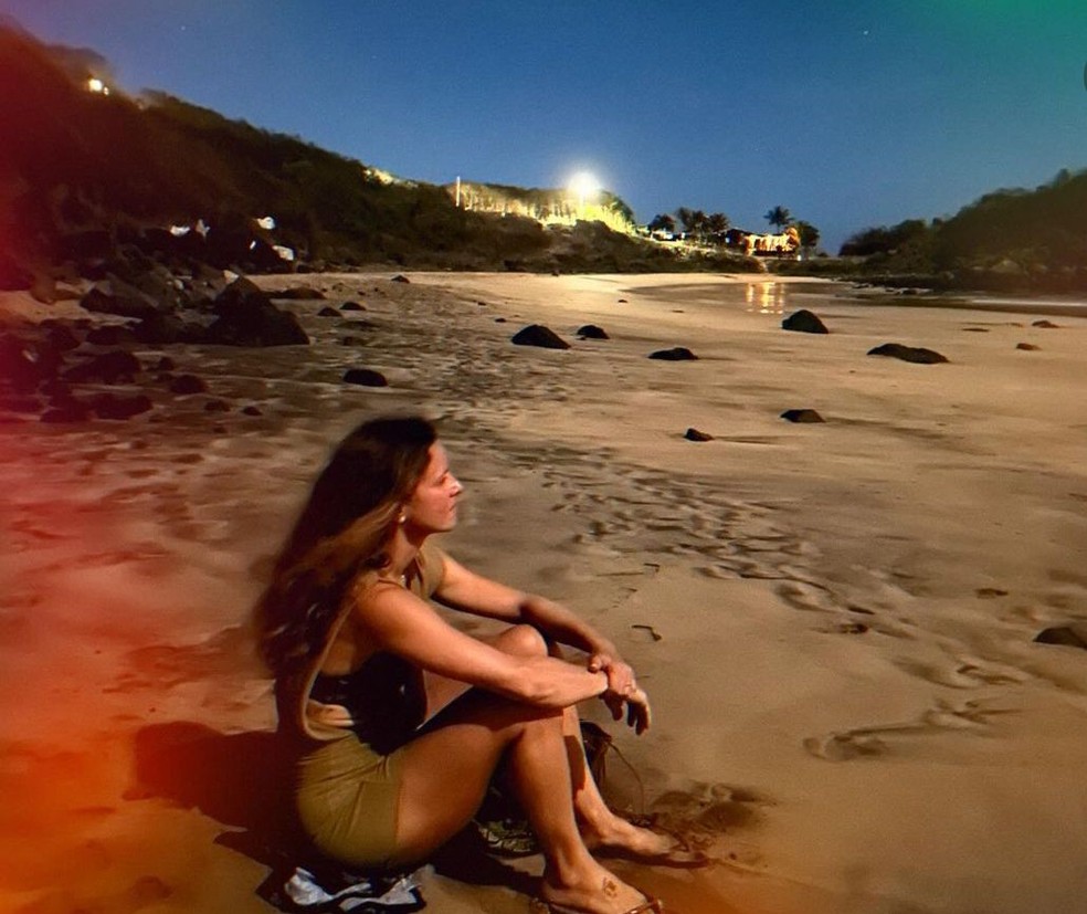 Fernanda de Freitas aprecia uma das praias do lugar — Foto: Reprodução/Instagram