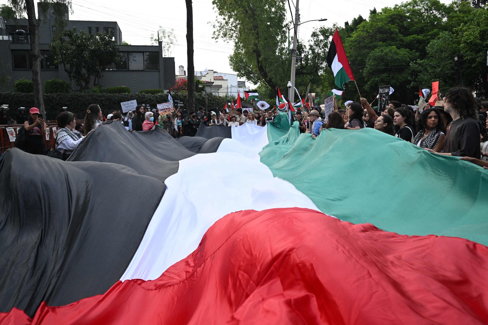 Manifestação pró-Palestina chamada “Ação Urgente para Rafah”, realizada em frente à embaixada israelense na Cidade do México em 29 de maio de 2024. — Foto: Pedro Pardo / AFP