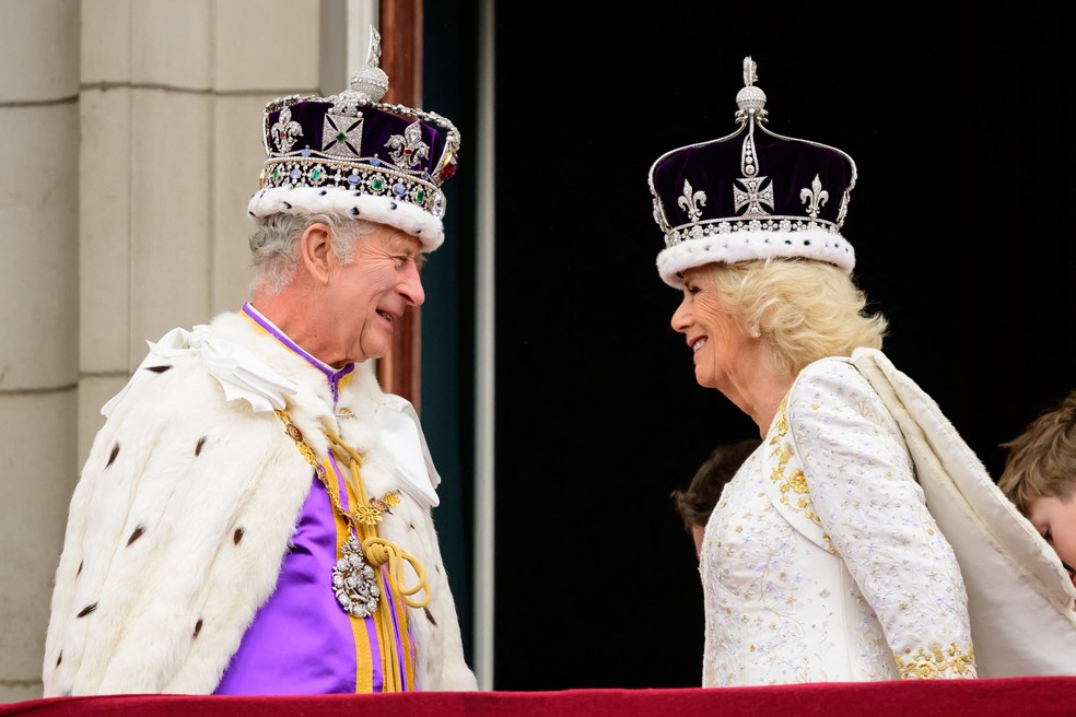 Charles III e Camilla depois da coroação — Foto: Leon Neal / POOL / AFP