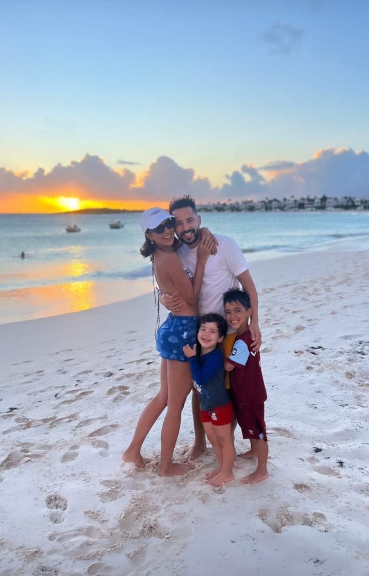 Marilia Nery e Everton Ribeiro no Caribe com os filhos do casal — Foto: Reprodução Instagram