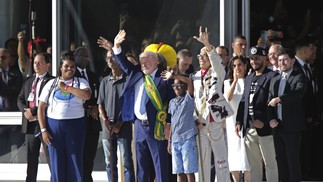 Lula preenche ausência do antecessor por representantes do povo brasileiro na passagem da faixa presidencial — Foto: Domingos Peixoto/Agência O Globo