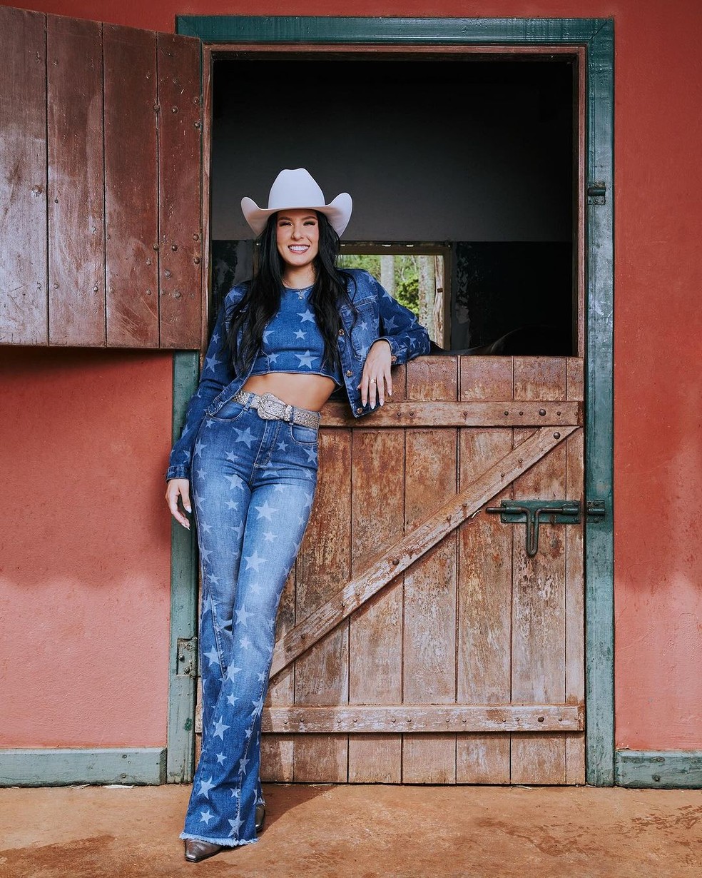 Ana Castela é uma espécie de 'cowgirl' moderna — Foto: Divulgação