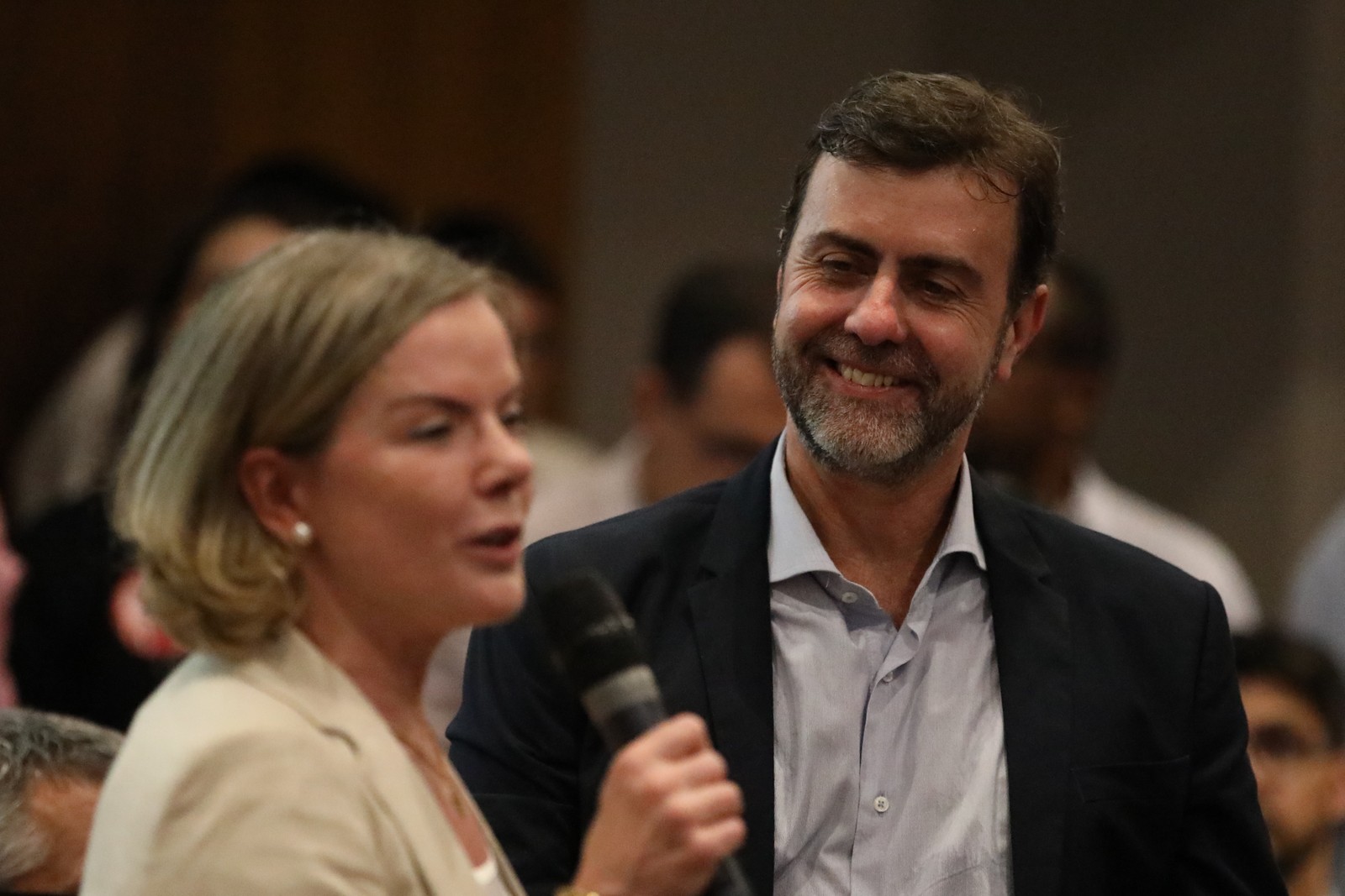 Marcelo Freixo e Gleisi Hoffmann durante cerimônia de filiação do presidente da Embratur no PT — Foto: Lucas Tavares/Agência O Globo