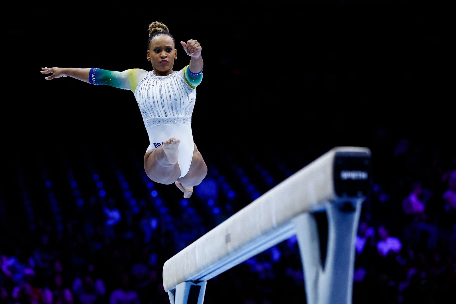 Rebeca Andrade compete na trave durante as eliminatórias femininas do 52º Campeonato Mundial de Ginástica Artística na Antuérpia, Bélgica — Foto: KENZO TRIBOUILLARD / AFP