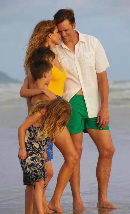 Gisele Bündchen e Tom Brady com os filhos na praia — Foto: Reprodução