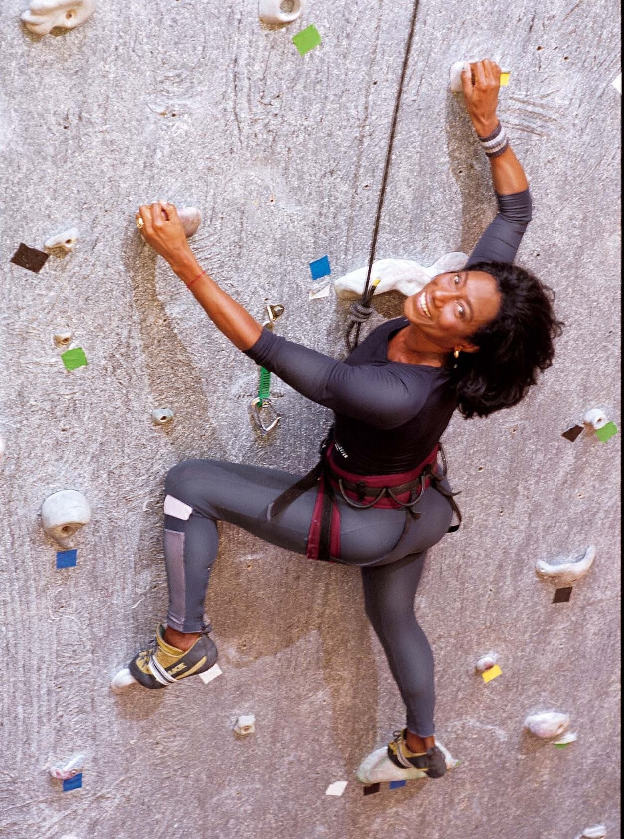 Glória Maria praticando escalada indoor em 2003 — Foto: Adriana Pitigliani