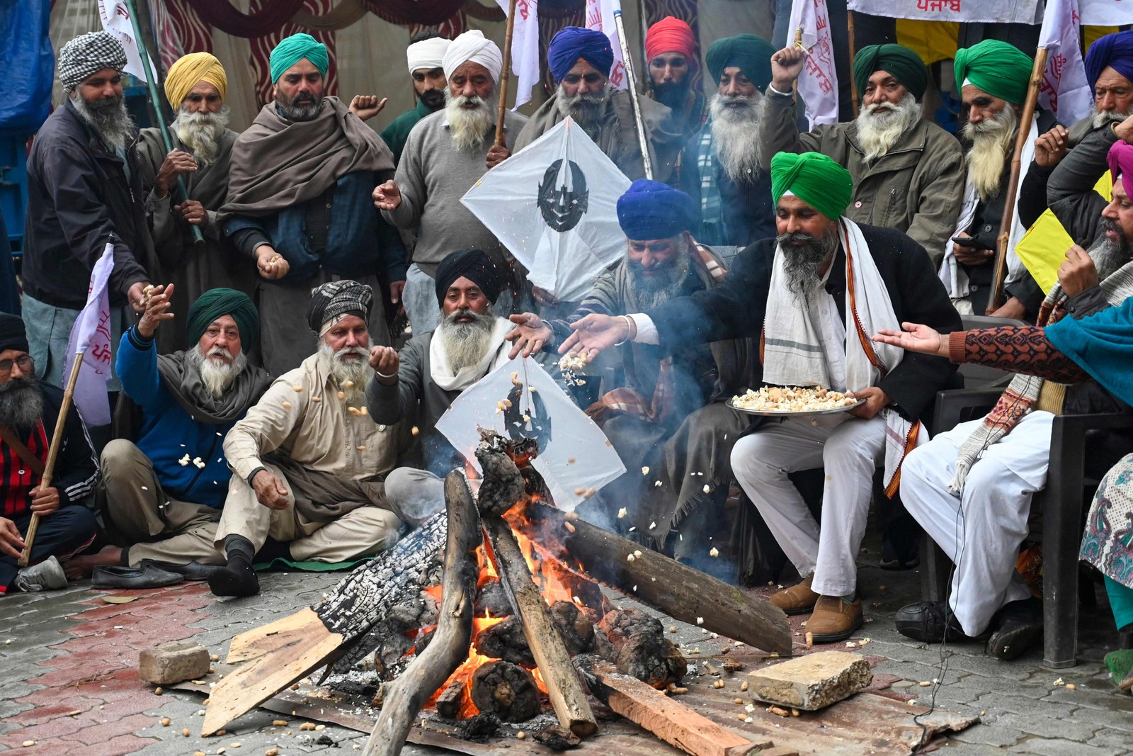 Agricultores se reúnem para celebrar o festival de Lohri enquanto protestam contra os governos central e estadual em Amritsar. — Foto: Narinder NANU / AFP