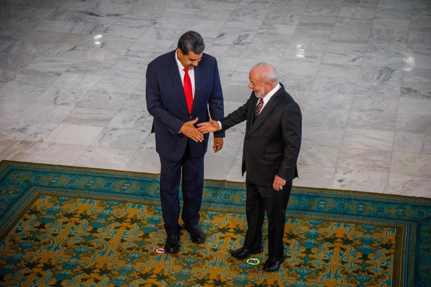 Nicolás Maduro chega ao Palácio do Planalto e é recebido pelo presidente Lula