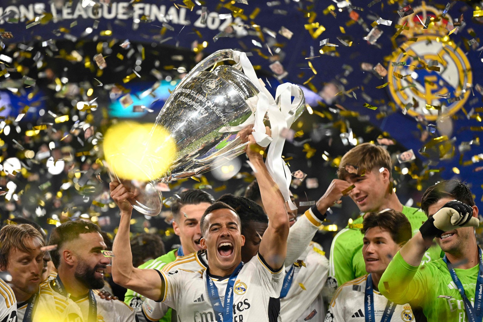 O atacante espanhol nº 17 do Real Madrid, Lucas Vázquez, levanta o troféu para comemorar a vitória no final da final da UEFA Champions League entre Borussia Dortmund e Real Madrid, no estádio de Wembley, em Londres, em 1º de junho de 2024. — Foto: INA FASSBENDER/AFP
