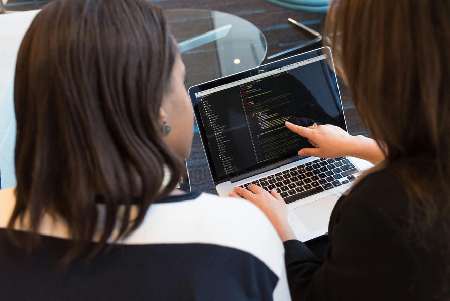 Mulheres programando códigos