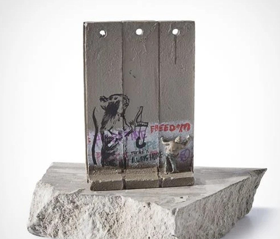 Uma reprodução em resina do Slingshot Rat, vendido pelo hotel Walled Off, em Belém: obra original foi removida do muro — Foto: Reprodução