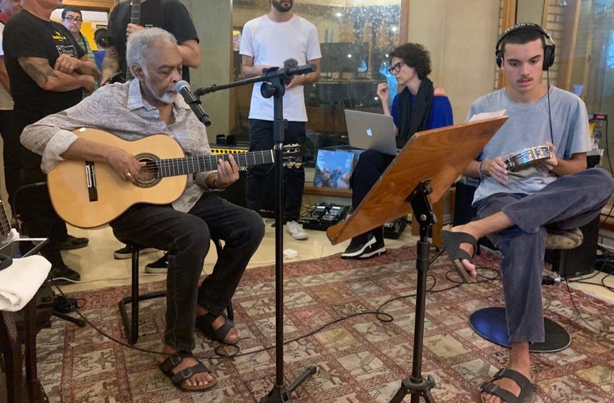 Gilberto Gil e o neto Bento fazem dueto na canção 'Metáfora' durante ensaio para turnê 'Nós a gente'