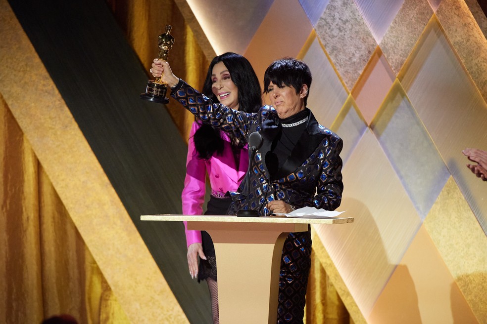 Diane Warren recebe Oscar honorário das mãos de Cher — Foto: Michael Yada / ©A.M.P.A.S.