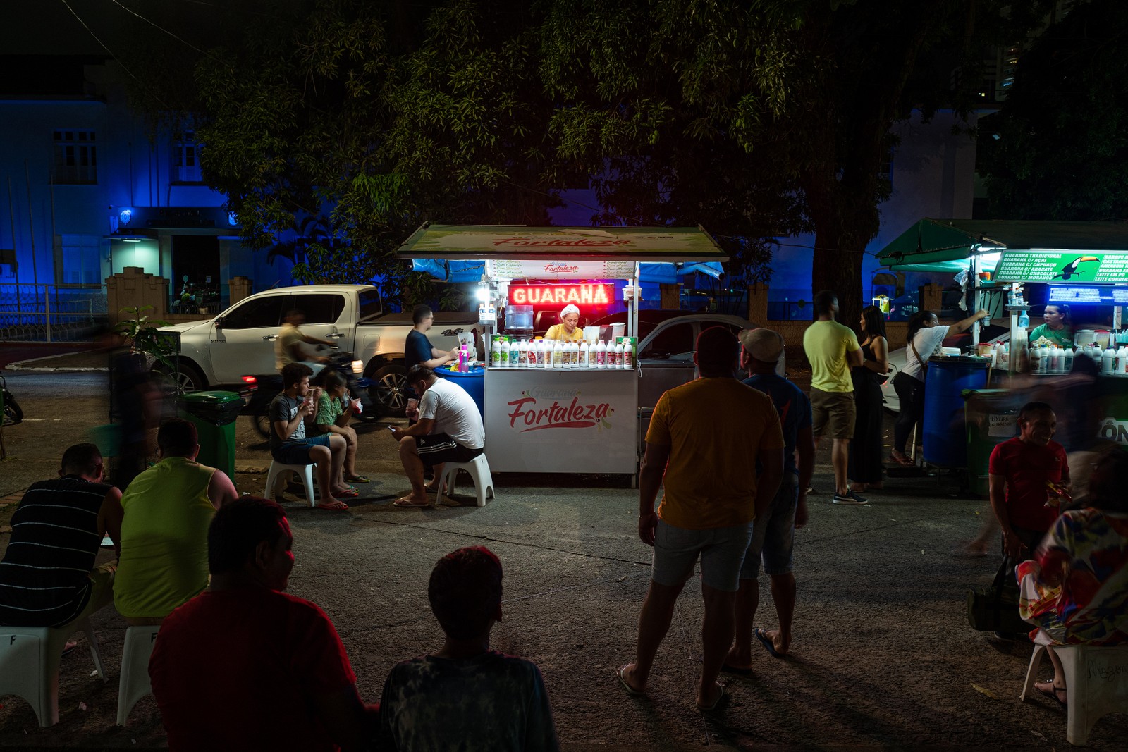 Na Praça Brasil, em Belém, duas das muitas barraquinhas que vendem o 'guaraná da Amazônia' e outros pratos típicos do Pará — Foto: Alessandro Falco/The New York Times