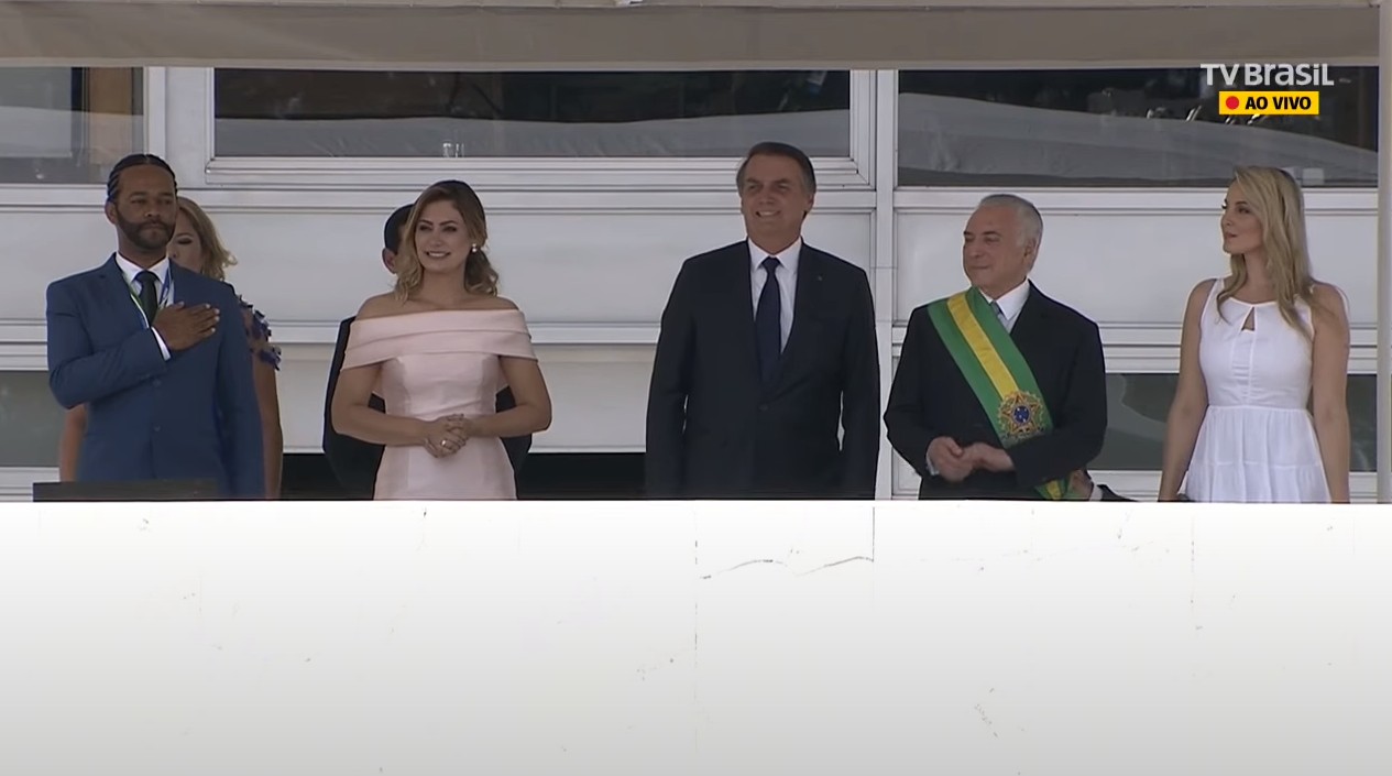 Bolsonaro discursou no parlatório acompanhado do seu antecessor, Michel Temer — Foto: Reprodução 