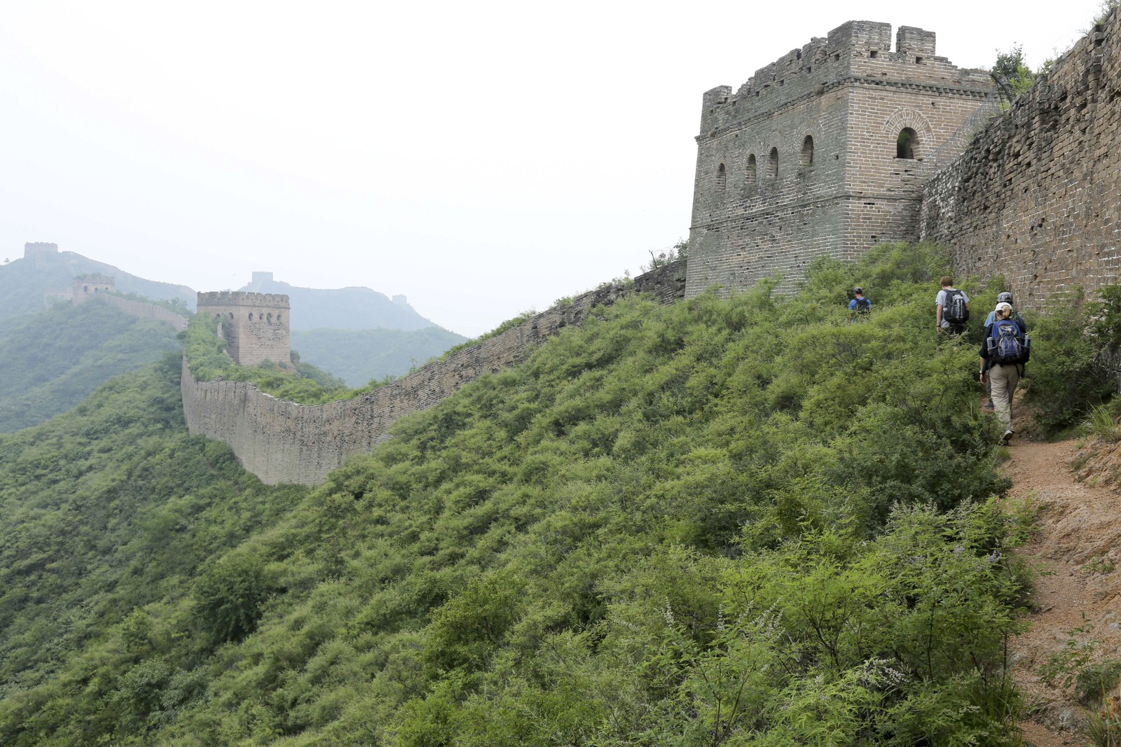 Turistas em uma seção da Grande Muralha da China, em fevereiro de 2013. Uma caminhada de dois dias ao longo de um trecho remoto da Grande Muralha da China oferece vistas infinitas sem a distração de multidões. — Foto: Robb Kendrick/The New York Times