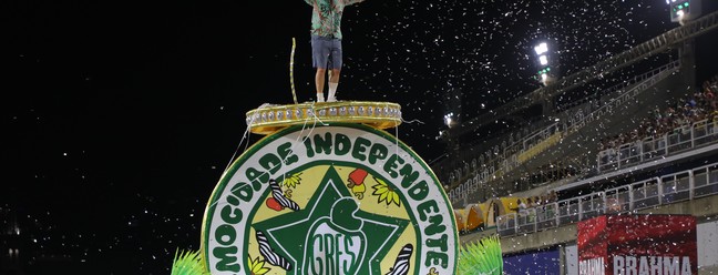 Marcelo Adnet, um dos autores do samba da Mocidade para 2024, desfilou sobre tripé — Foto: ALEXANDRE MACIEIRA