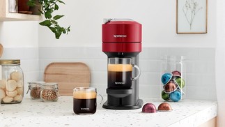 Nas linhas da Nespresso, o aplicativo faz a atualização do software, escolhe o tamanho do café e programa as extrações. Alguns modelos têm a capacidade de ser acessada por qualquer smartphone através da leitura do QR Code por conta de um sistema em nuvem chamado Skyline. As máquina têm Bluetooth e Wi-Fi .Divulgação