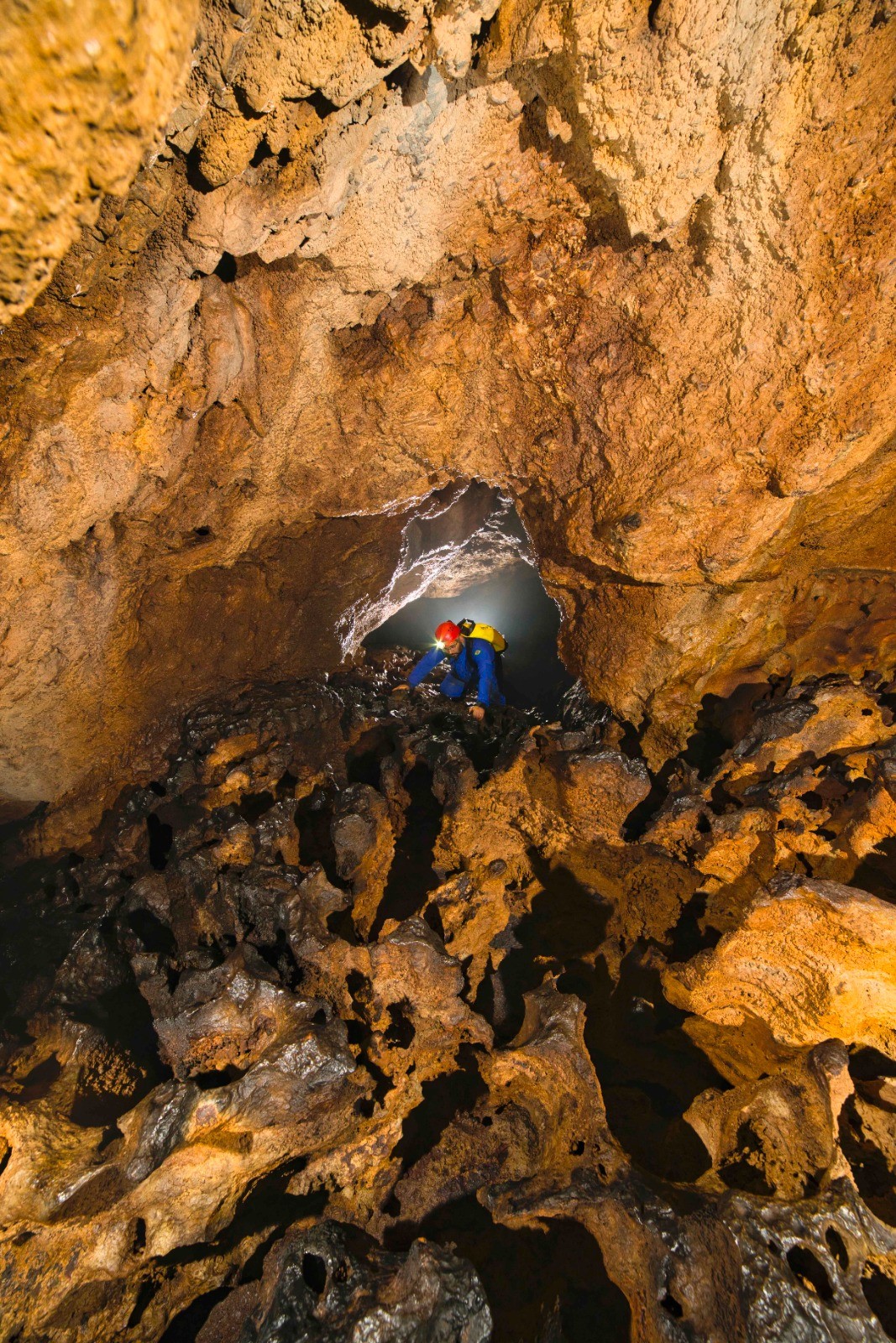 Fotógrafo em caverna na Amazônia — Foto: Divulgação