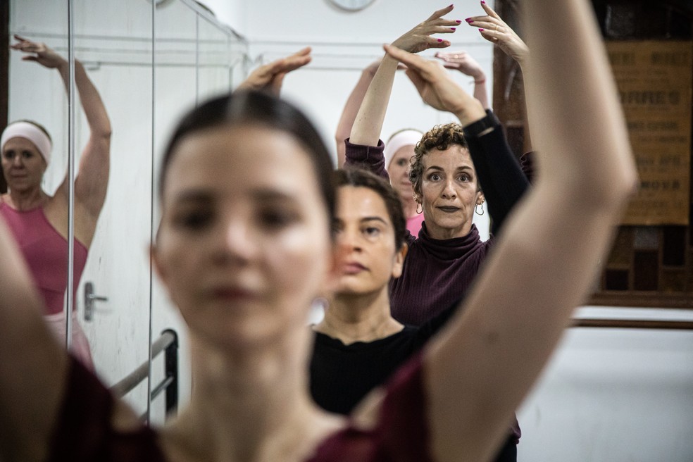 Anna Carla (no centro), 51 anos, voltou ao balé — Foto: Hermes de Paula/Agência O globo