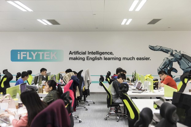 Funcionários trabalham em suas mesas na sede regional da Iflytek, em Guangzhou, China. Empresa de reconhecimento de voz está testando um rival do ChatGPT,