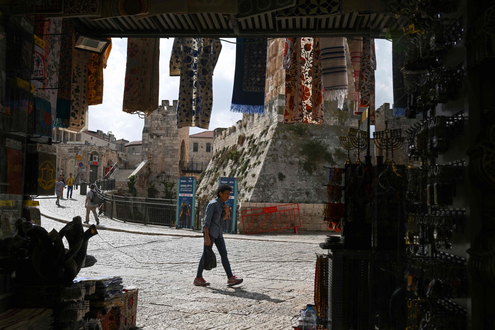 Homem caminha em ruas da antiga Jerusalém, cidade sagrada para cristianismo, islamismo e judaísmo — Foto: Yuri Cortez/AFP