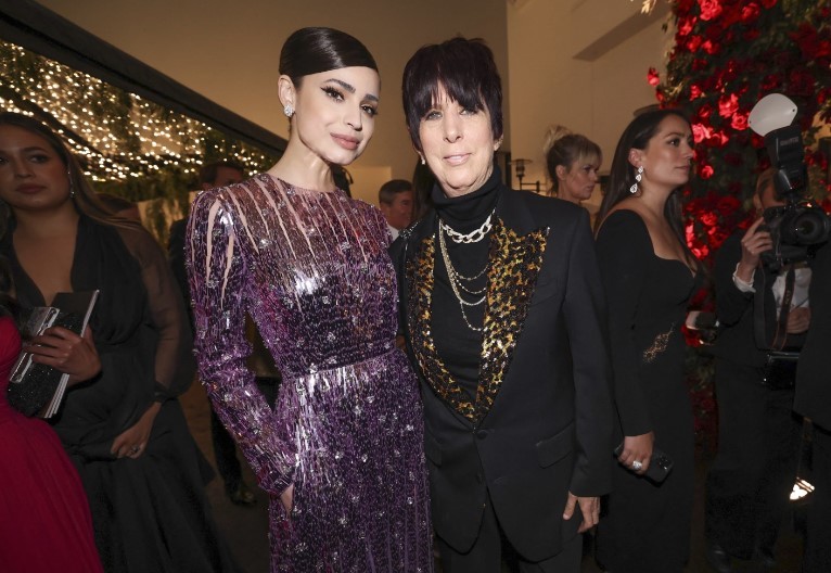 Dianne Warren e Sofia Carson posam para uma foto no Governors Ball após o Oscar em Los Angeles, Califórnia. — Foto: Getty Images