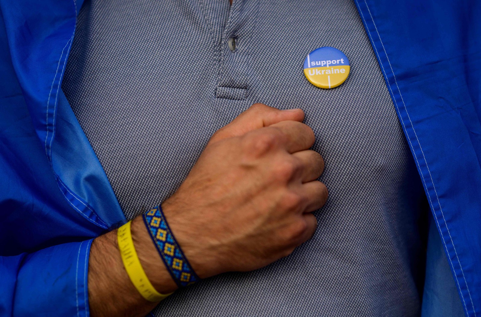 Homem usa um broche em que se lê "Eu apoio a Ucrânia" durante um concerto do Dia da Independência da Ucrânia, em Berlim — Foto: John MACDOUGALL / AFP