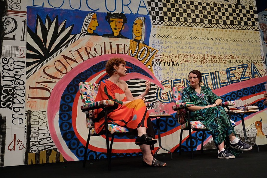As autoras Natalia Timermam (à esquerda) e Sinéad Gleeson em mesa na Flip