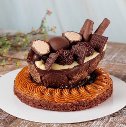 Entre as novidades da Tortamania (3273-0333) para a Páscoa, destaque para o Ovo brownie (R$ 129) com doce de leite e brigadeiro trufado preto e branco. É coberto com guloseimas de chocolate — Foto: Divulgação/Thiago Bezerra