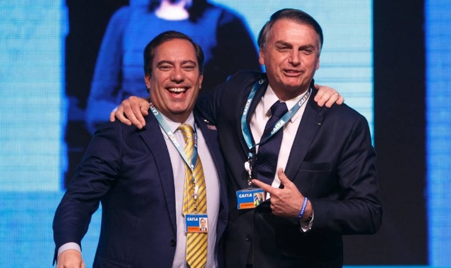 Pedro Guimarães é abraçado por Bolsonaro em um evento com gestores da Caixa, em Brasília, em maio de 2019. O executivo conquistou a confiança do presidente